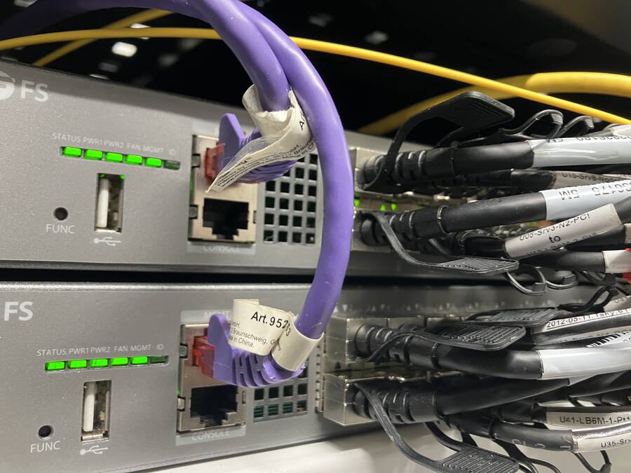 10 Gb-glasvezel, redundant, met routing van een eigen IP-range op eigen naam